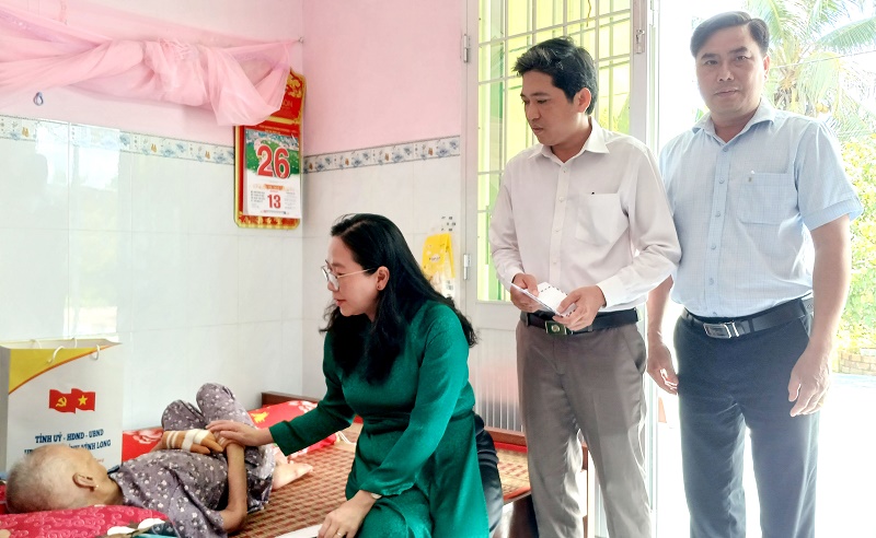 Tân Hòa: Phó Chủ tịch Thường trực Ủy ban MTTQ Việt Nam tỉnh Vĩnh Long - Nguyễn Thị Hồng Nhung thăm, tặng quà gia đình chính sách