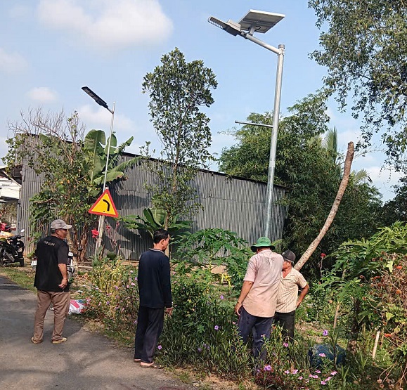 Xã Tân Hoà: Người dân Ấp Cao Một, xã Tân Hòa tổ chức lắp đặt hệ thống đèn đường chiếu sáng  công cộng  “Thắp sáng đường quê” 