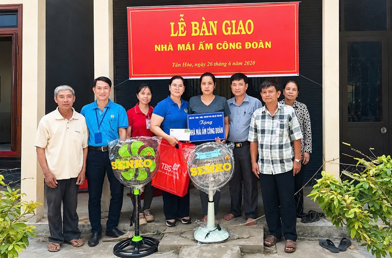 Tân Hòa: Tổ chức lễ bàn giao nhà “Mái ấm công đoàn”  