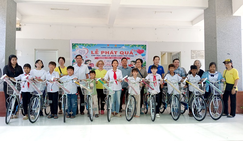 Tân Hòa: Tổ chức trao quà cho người cao tuổi và các em học sinh có hoàn cảnh khó khăn