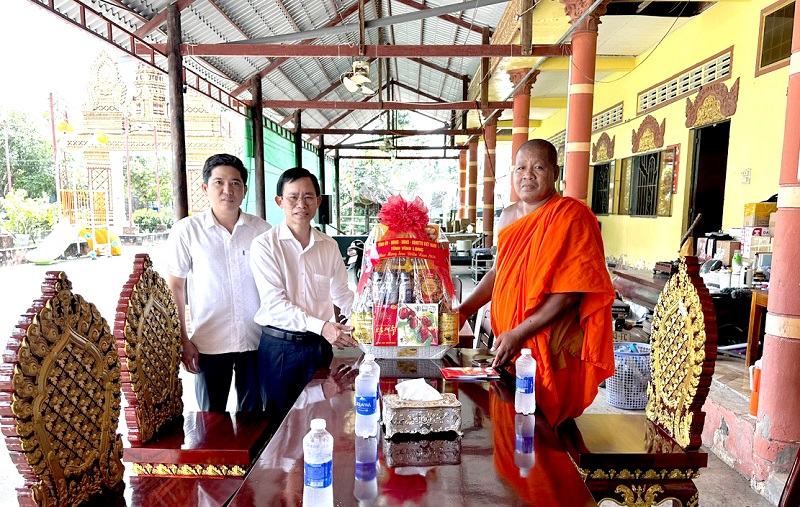 Tân Hòa: Lãnh đạo Tỉnh ủy Vĩnh Long đến thăm, chúc mừng và tặng quà nhân dịp lễ Sêne Đôlta của đồng bào dân tộc Khmer năm 2026