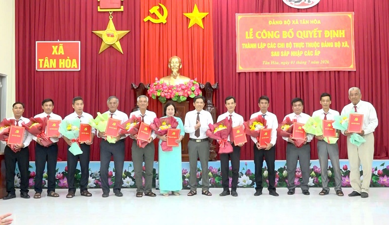 Tân Hòa: Tổ chức Lễ công bố Quyết định thành lập các chi bộ trực thuộc Đảng bộ xã sau sáp nhập các ấp