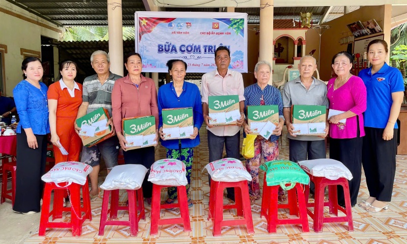 Tuổi trẻ Tân Hòa tổ chức “Bữa cơm tri ân” và trao quà cho gia đình chính sách nhân kỷ niệm 79 năm ngày Thương binh - Liệt sĩ (27/7/1947 - 27/7/2026)