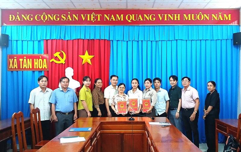 Tân Hòa: Lễ công bố và trao các Quyết định về công tác cán bộ Trạm Y tế xã Tân Hòa