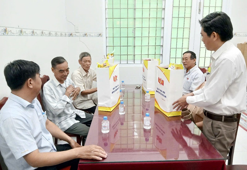 Tân Hòa: Thăm và tặng quà các gia đình chính sách, người có công nhân kỷ niệm ngày Thương binh  - Liệt sĩ 27/7