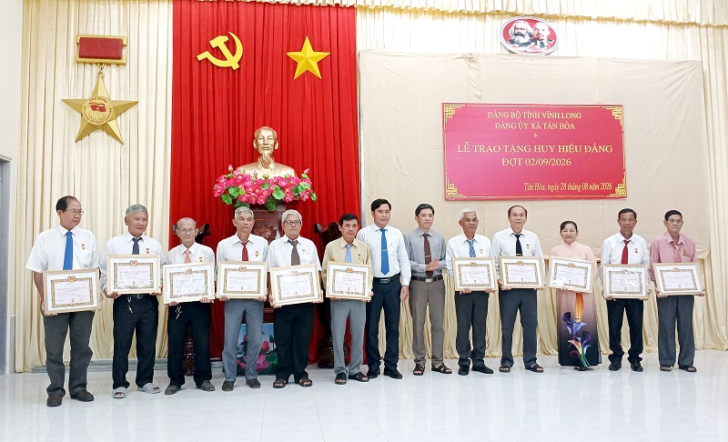 34 đảng viên xã Tân Hòa được trao tặng Huy hiệu Đảng đợt 02/9/2026
