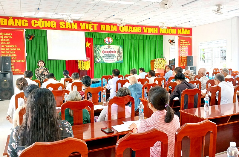 Tân Hòa: Tổ chức tập huấn chuyển giao khoa học kỹ thuật chăm sóc cây dừa, phòng và trị sâu đầu đen gây hại trên cây dừa năm 2026