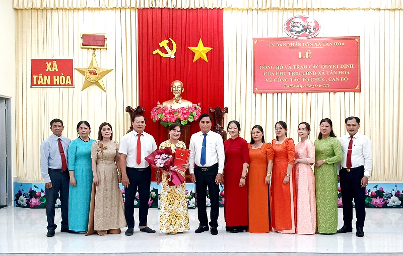 Tân Hòa: Tổ chức Lễ công bố và trao các quyết định của Đảng ủy, Chủ tịch UBND xã về công tác tổ chức, cán bộ các trường mầm non, tiểu học trên địa bàn xã
