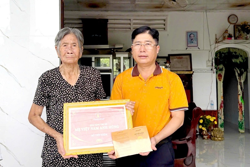 Tân Hòa: LPBank đồng hành cùng Quỹ Thiện Tâm - Tập đoàn Vingroup trao quà tri ân Mẹ Việt Nam Anh hùng