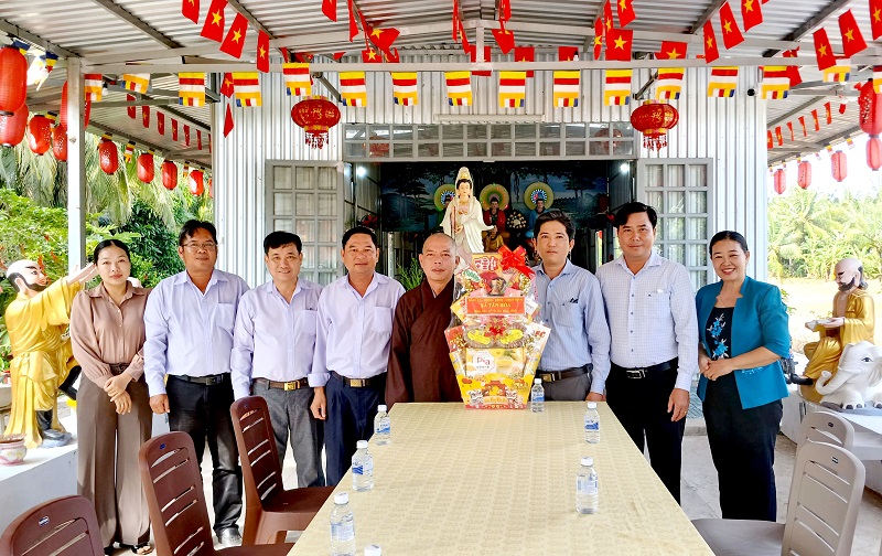 Tân Hòa: Thăm và tặng quà các cơ sở tôn giáo nhân dịp lễ Vu lan năm 2026