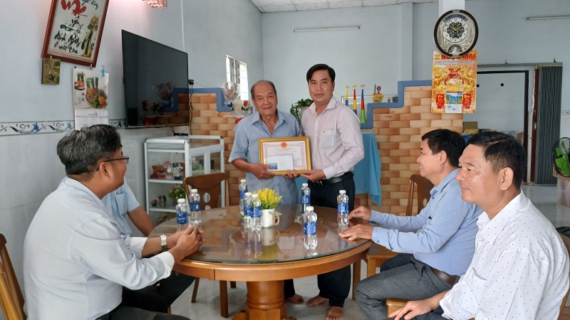 Xã Tân Hòa: Tổ chức thăm và tặng quà chúc thọ 533 người cao tuổi