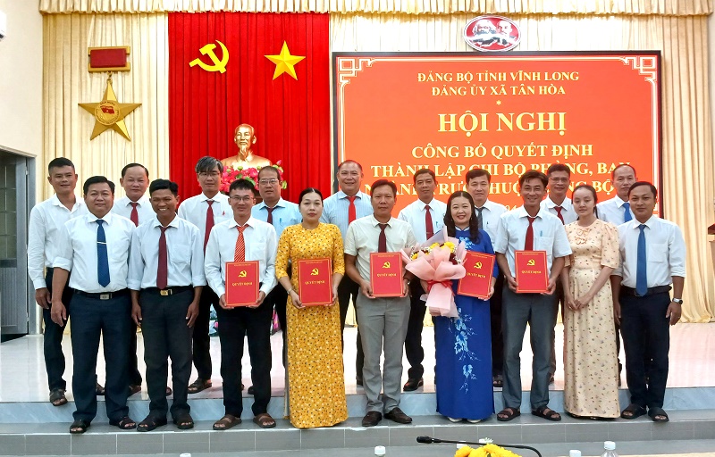 Đảng ủy xã Tân Hòa tổ chức lễ công bố quyết định thành lập các Chi bộ phòng, ban, ngành trực thuộc