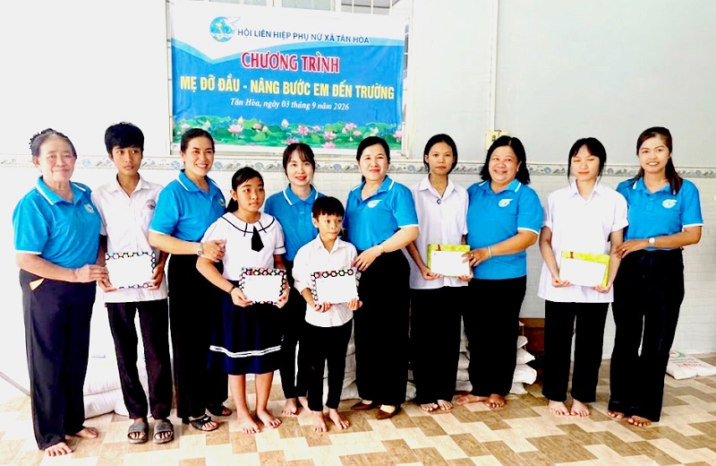 Tân Hòa: Chương trình “Mẹ đỡ đầu - nâng bước em đến trường” trao tặng 6 suất học bổng cho trẻ em mồ côi có hoàn cảnh khó khăn