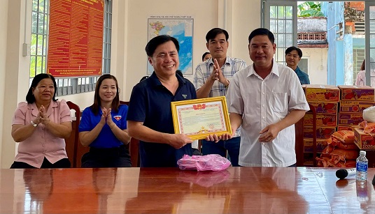 Tân Hoà: Hoạt động trao quà cho hộ có hoàn cảnh khó khăn, hộ nghèo, hộ cận nghèo trên địa bàn xã Tân Hoà