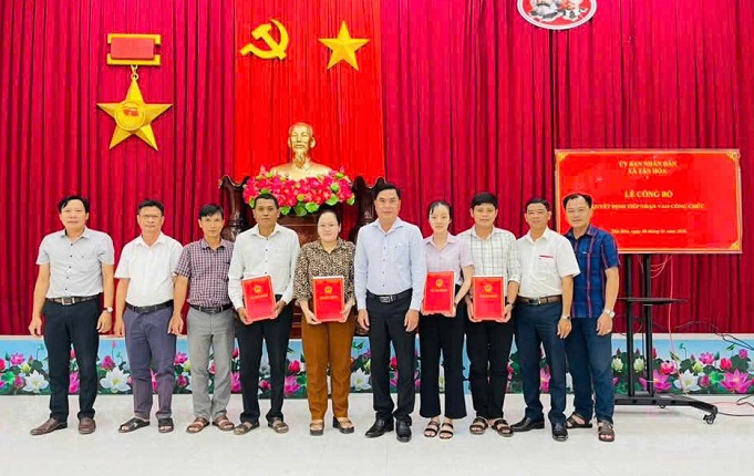 Xã Tân Hoà: Ủy ban nhân dân xã Tân Hòa công bố quyết định tiếp nhận công chức