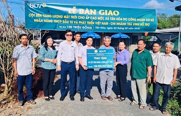 Tân Hoà: Tổ chức Lễ bàn giao Cột đèn năng lượng mặt trời do Công đoàn cơ sở Ngân hàng Đầu tư và phát triển Việt Nam – Chi nhánh Trà Vinh hỗ trợ