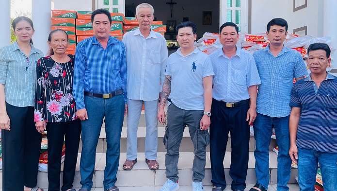 Tân Hoà: Trao tặng quà giáng sinh cho hộ có hoàn cảnh khó khăn trên địa bàn xã Tân Hòa