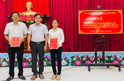 Xã Tân Hòa: Tổ chức công bố quyết định tiếp nhận viên chức và thành lập Trung tâm Dịch vụ sự nghiệp công