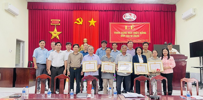 Tân Hoà: Tổ chức trao tặng huy hiệu Đảng cho 05 đảng viên