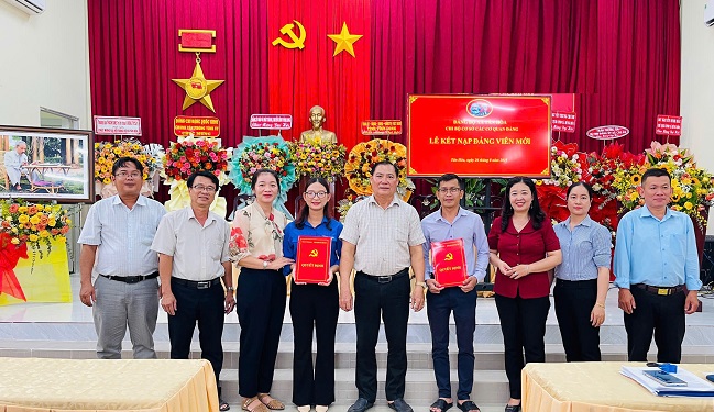 Tân Hoà: Trao quyết định kết nạp Đảng và công nhận Đảng viên chính thức