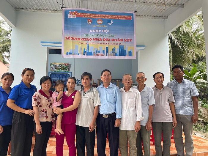 Tân Hoà: Ngày hội "Khát vọng non sông” với hoạt động bàn giao nhà Đại đoàn kết trên địa bàn ấp Trinh Phụ và Định Hòa xã Tân Hòa.