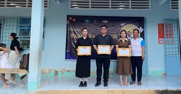 Tân Hoà: Ấm áp đêm trăng Rằm – Trao quà Trung thu cho học sinh Trường Tiểu học Tân Hoà A (điểm Sóc Dừa) 