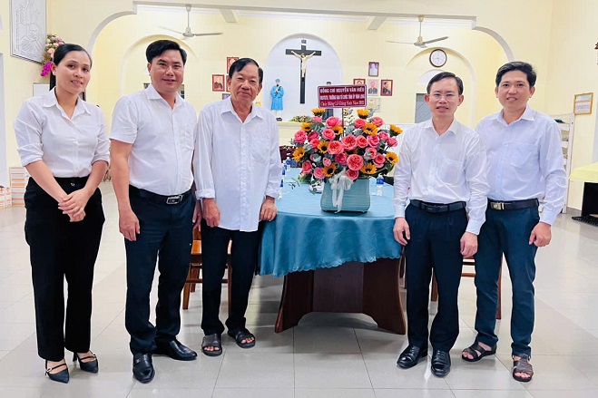 Tân Hoà: Lãnh đạo tỉnh Vĩnh Long thăm, chúc mừng giáng sinh tại xã Tân Hòa