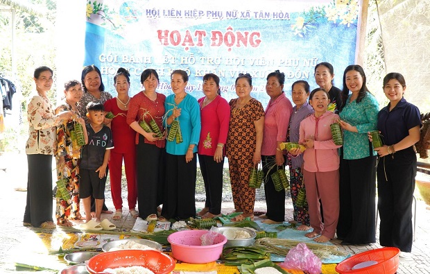 Tân Hoà: “Hoạt động gói bánh tét hỗ trợ hội viên có hoàn cảnh khó khăn vui xuân đón tết”