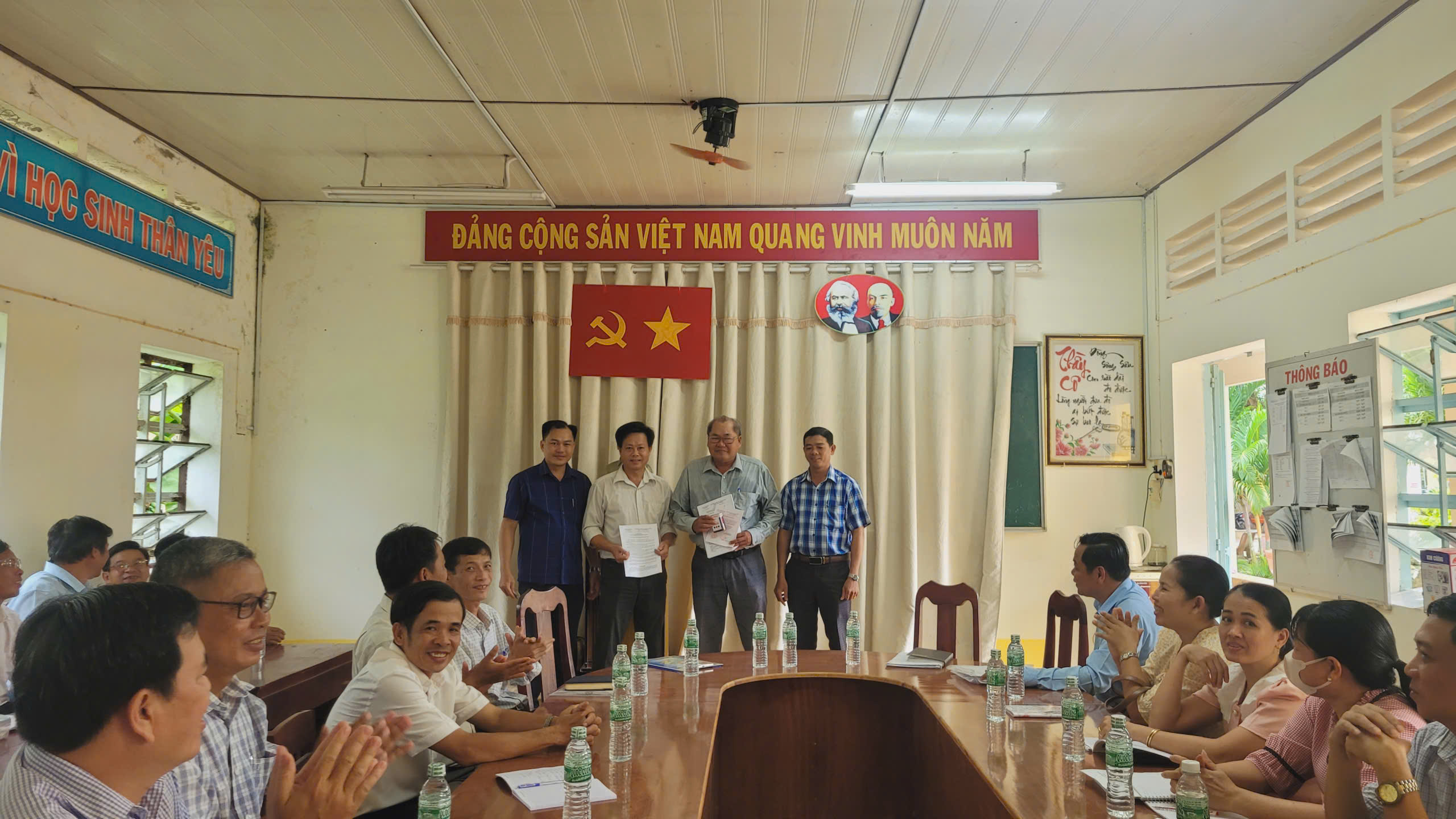Tân Hoà: Tổ chức công bố và trao các Quyết định tại các điểm trường công lập trên địa bàn xã Tân Hoà