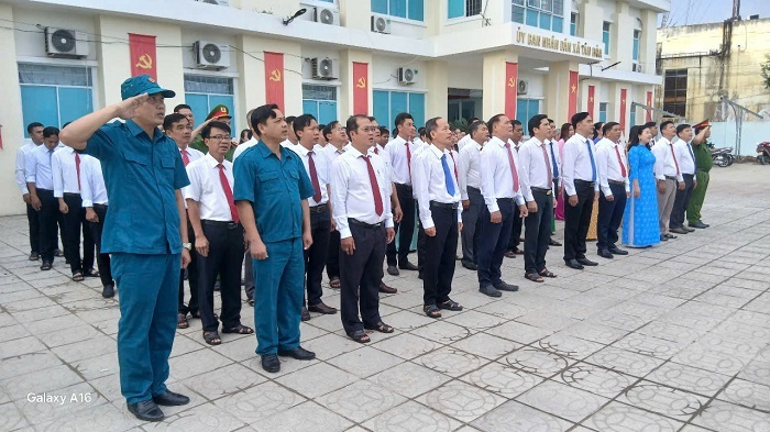 Tân Hoà: Tổ chức chào cờ đầu tuần từ khi đã sắp xếp ổn định tổ chức bộ máy chính quyền địa phương cấp xã, kết thúc hoạt động cấp huyện, thực hiện mô hình tổ chức CQĐP 02 cấp.