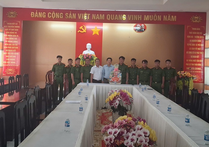 Tân Hòa: Đảng ủy-HĐND-UBND-UBMTTQVN xã Tân Hoà thăm hỏi và chúc mừng Công an xã nhân dịp kỷ niệm 80 năm Ngày truyền thống Công an nhân dân Việt Nam (19/8/1945 – 19/8/2025)