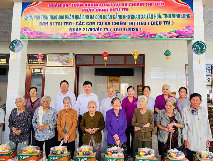 Tân Hòa: Hoạt động trao quà tại chùa phổ tịnh – xã Tân Hòa