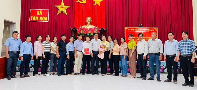 Tân Hoà: Tổ chức công bố và trao các Quyết định thành lập Trạm Y tế xã; Quyết định bổ nhiệm các chức danh Giám đốc, phó giám đốc và Tiếp nhận Viên chức Trạm Y tế xã.